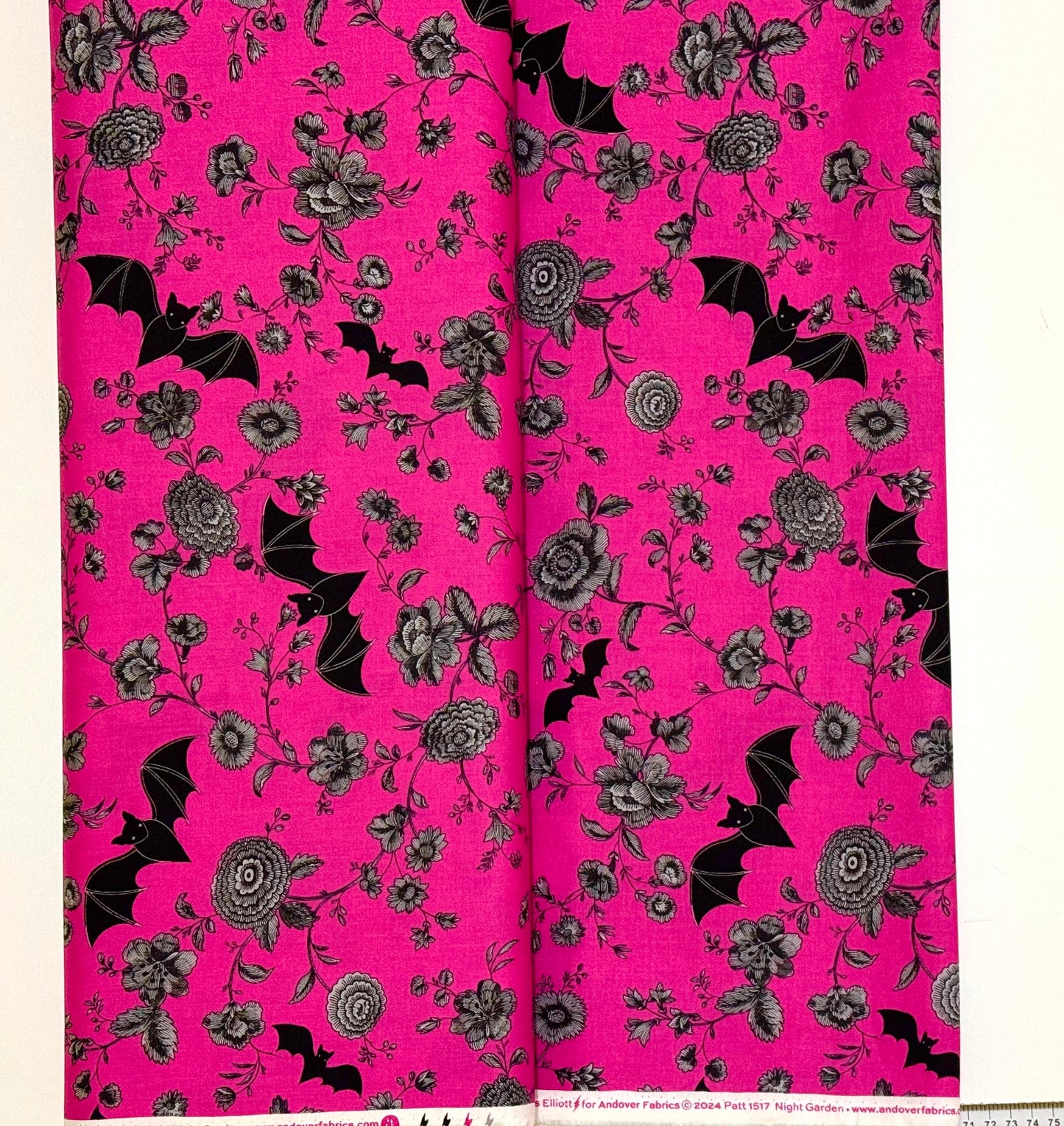Tela Algodón Phantasm Murciélagos Rosa Fuerte