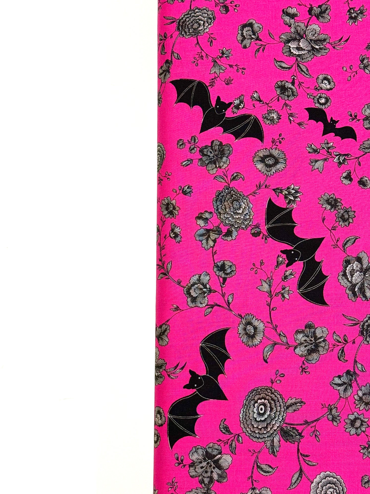 Tela Algodón Phantasm Murciélagos Rosa Fuerte