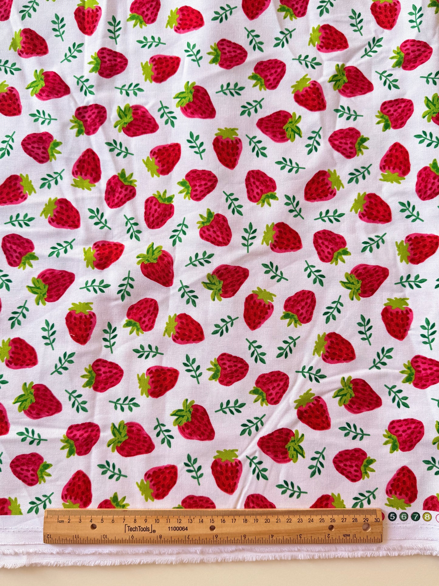 Corte Loneta de Algodón de 1.65 Fresas fondo Blanco
