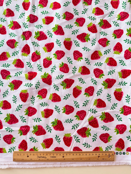 Corte Loneta de Algodón de 1.65 Fresas fondo Blanco