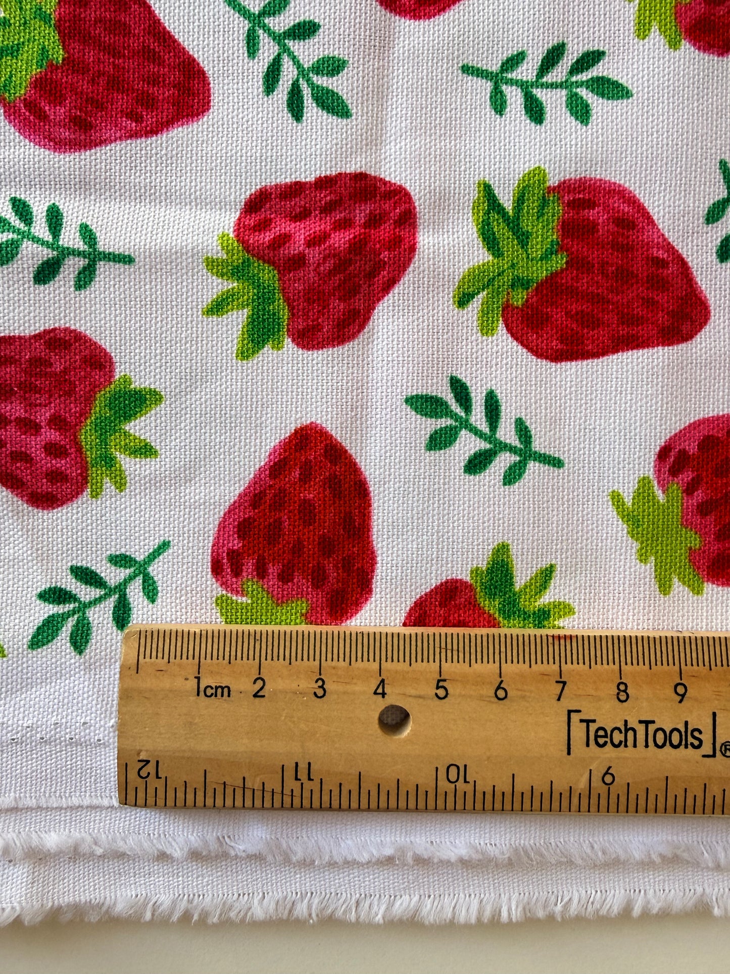 Corte Loneta de Algodón de 1.65 Fresas fondo Blanco