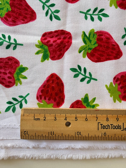 Corte Loneta de Algodón de 1.65 Fresas fondo Blanco