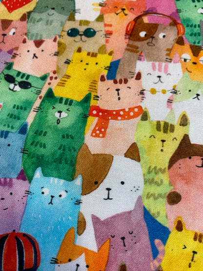 Tela de Algodón Cats Around Town, Lleno de Personalidad Multicolor